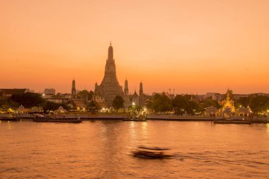 Güney Asya 'da Tayland' ın Bangkok şehrindeki Chao Phraya Nehri 'ndeki Wat Arun Tapınağı. Tayland, Bangkok, Kasım 2019