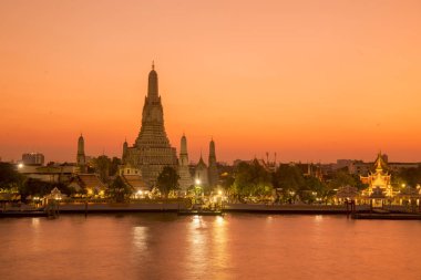 Güney Asya 'da Tayland' ın Bangkok şehrindeki Chao Phraya Nehri 'ndeki Wat Arun Tapınağı. Tayland, Bangkok, Kasım 2019