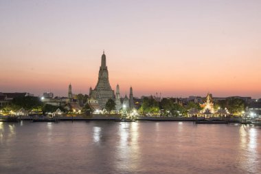 Güney Asya 'da Tayland' ın Bangkok şehrindeki Chao Phraya Nehri 'ndeki Wat Arun Tapınağı. Tayland, Bangkok, Kasım 2019