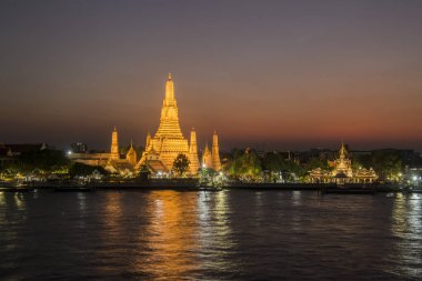 Güney Asya 'da Tayland' ın Bangkok şehrindeki Chao Phraya Nehri 'ndeki Wat Arun Tapınağı. Tayland, Bangkok, Kasım 2019