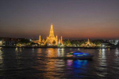 Güney Asya 'da Tayland' ın Bangkok şehrindeki Chao Phraya Nehri 'ndeki Wat Arun Tapınağı. Tayland, Bangkok, Kasım 2019