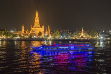 Güney Asya 'da Tayland' ın Bangkok şehrindeki Chao Phraya Nehri 'ndeki Wat Arun Tapınağı. Tayland, Bangkok, Kasım 2019