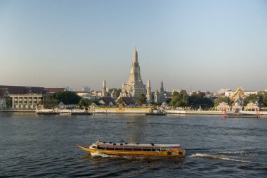 Güney Asya 'da Tayland' ın Bangkok şehrindeki Chao Phraya Nehri 'ndeki Wat Arun Tapınağı. Tayland, Bangkok, Kasım 2019