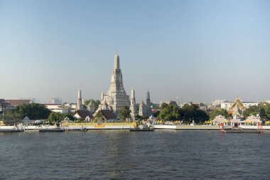 Güney Asya 'da Tayland' ın Bangkok şehrindeki Chao Phraya Nehri 'ndeki Wat Arun Tapınağı. Tayland, Bangkok, Kasım 2019