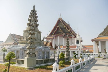 Tayland 'ın güneyindeki Bangkok şehrindeki Thonburi' deki Chao Phraya Nehri 'ndeki Wat Kanlayanamit Tapınağı. Tayland, Bangkok, Kasım 2019