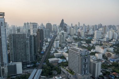 Marriott Oteli 'nin çatısından ufuk çizgisi. Tayland' ın güneyindeki Bangkok şehrindeki Sukhumvit yolu. Tayland, Bangkok, Kasım 2019