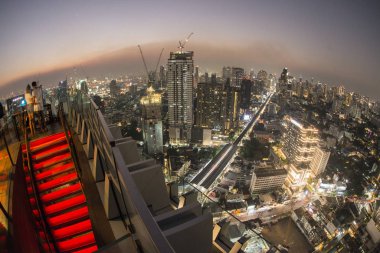 Marriott Oteli 'nin çatısından ufuk çizgisi. Tayland' ın güneyindeki Bangkok şehrindeki Sukhumvit yolu. Tayland, Bangkok, Kasım 2019