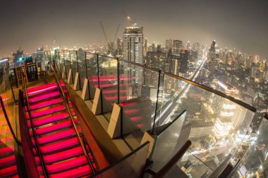 Marriott Oteli 'nin çatısından ufuk çizgisi. Tayland' ın güneyindeki Bangkok şehrindeki Sukhumvit yolu. Tayland, Bangkok, Kasım 2019