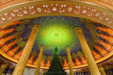 Thonburi 'deki Wat Pak Nam Tapınağı Tayland' ın güneyindeki Bangkok kenti yakınlarında. Tayland, Bangkok, Kasım 2019