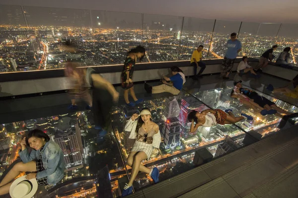 位于东南亚曼谷市萨顿的Maha Nakhon大楼屋顶的天桥上的人群 2019年11月 — 图库照片
