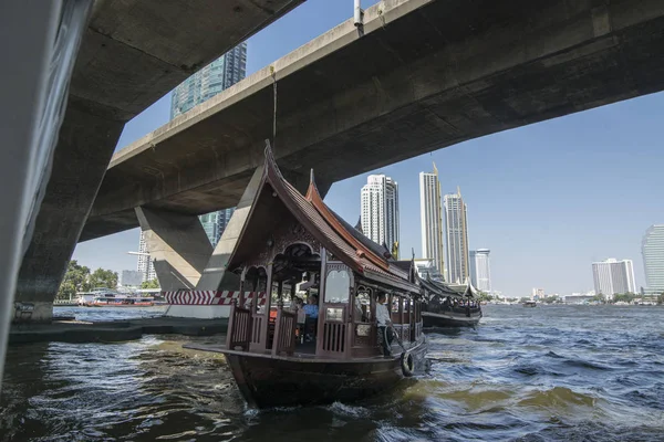 Barco Río Chao Phraya Puente Saphan Taksin Ciudad Bangkok Tailandia — Foto de Stock