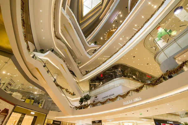 Klongsan 'daki simge siam alışveriş merkezi Tayland' ın güneyindeki Bangkok şehrindeki Chao the Reynaya nehrinde. Tayland, Bangkok, Kasım 2019