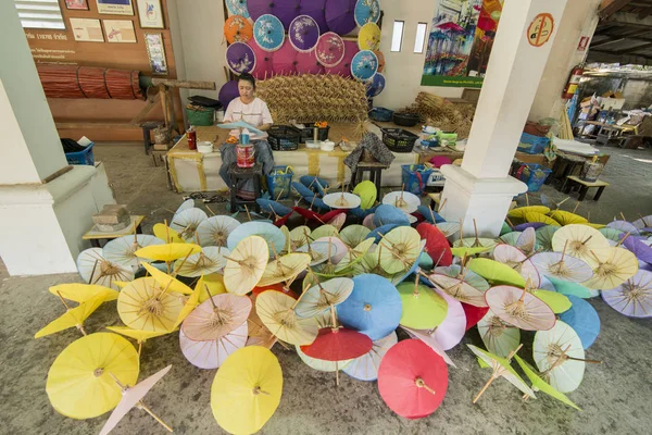 Таїландська фабрика парасольок Чіангмай — стокове фото