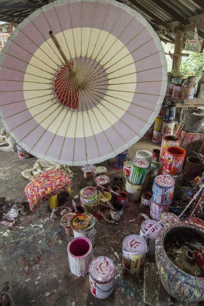Таїландська фабрика парасольок Чіангмай — стокове фото