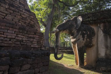 Kuzey Tayland 'ın Kamphaeng Phet eyaletindeki Kamphaeng Phet kasabasının tarihi parkındaki Wat Phra Kaeo' da fil heykeli. Tayland, Kamphaeng Phet, Kasım 2019