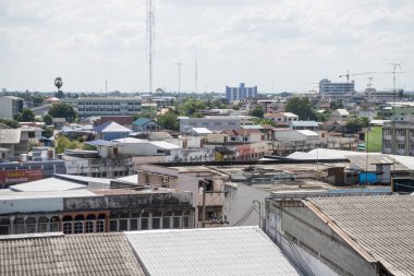 Kuzey Tayland 'da Kamphaeng Phet eyaletinin Kamphaeng Phet kasabasının şehir merkezi. Tayland, Kamphaeng Phet, Kasım 2019