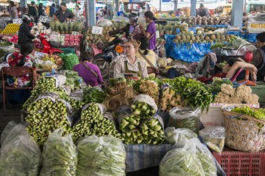 Kuzey Tayland 'ın Kamphaeng Phet eyaletindeki Kamphaeng Phet kasabasındaki gıda pazarında taze sebzeler. Tayland, Kamphaeng Phet, Kasım 2019