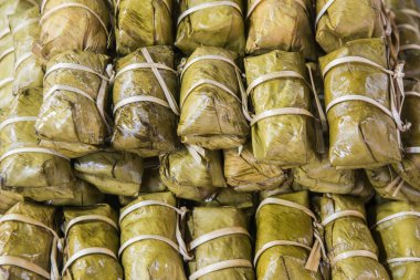 Kuzey Tayland 'ın Kamphaeng Phet eyaletindeki Kamphaeng Phet kasabasındaki geleneksel gıda pazarında. Tayland, Kamphaeng Phet, Kasım 2019