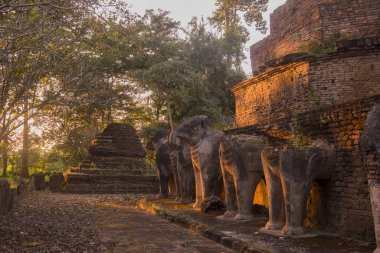 Kuzey Tayland 'ın Kamphaeng Phet eyaletindeki Kamphaeng Phet kasabasındaki Wat Chang Tapınağı. Tayland, Kamphaeng Phet, Kasım 2019