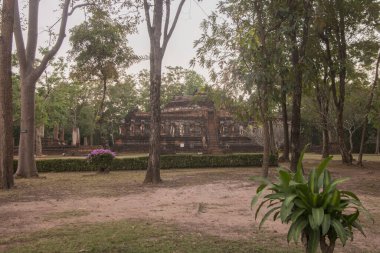 Kuzey Tayland 'da Kamphaeng Phet şehrindeki Wat Chang Rob Tapınağı. Tayland, Kamphaeng Phet, Kasım 2019