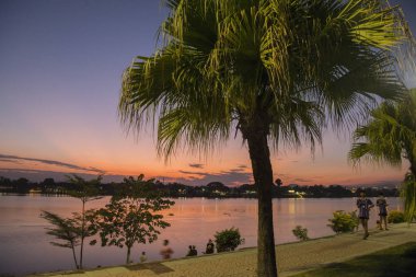 Kuzey Tayland 'ın Kamphaeng Phet eyaletindeki Kamphaeng Phet kasabasında akşam Ping Nehri' nin manzarası. Tayland, Kamphaeng Phet, Kasım 2019