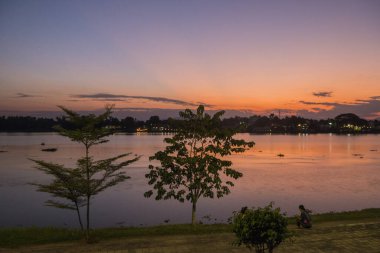 Kuzey Tayland 'ın Kamphaeng Phet eyaletindeki Kamphaeng Phet kasabasında akşam Ping Nehri' nin manzarası. Tayland, Kamphaeng Phet, Kasım 2019