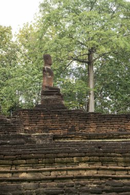 Kuzey Tayland 'ın Kamphaeng Phet eyaletindeki Kamphaeng Phet kasabasının tarihi parkındaki Wat Phra Kaeo' da Buda heykeli. Tayland, Kamphaeng Phet, Kasım 2019