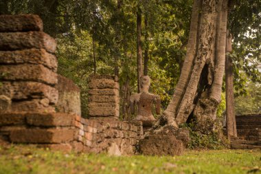 Kuzey Tayland 'ın Kamphaeng Phet eyaletindeki Kamphaeng Phet kasabasının tarihi parkındaki Wat Phra Kaeo' da Buda heykeli. Tayland, Kamphaeng Phet, Kasım 2019