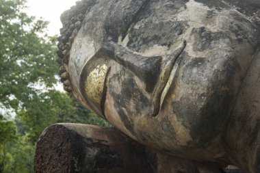 Kuzey Tayland 'ın Kamphaeng Phet eyaletindeki Kamphaeng Phet kasabasının tarihi parkındaki Wat Phra Kaeo' da Buda heykeli. Tayland, Kamphaeng Phet, Kasım 2019