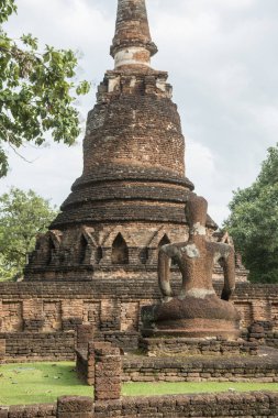 Kuzey Tayland 'ın Kamphaeng Phet eyaletindeki Kamphaeng Phet kasabasının tarihi parkındaki Wat Phra Kaeo' da Buda heykeli. Tayland, Kamphaeng Phet, Kasım 2019