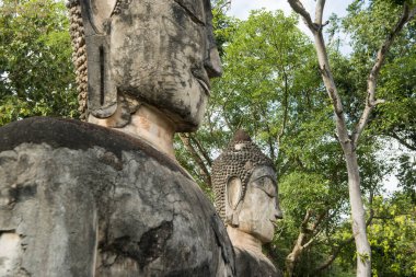 Kuzey Tayland 'ın Kamphaeng Phet eyaletindeki Kamphaeng Phet kasabasının tarihi parkındaki Wat Phra Kaeo' da Buda heykeli. Tayland, Kamphaeng Phet, Kasım 2019