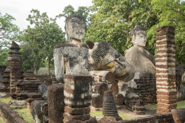 Kuzey Tayland 'ın Kamphaeng Phet eyaletindeki Kamphaeng Phet kasabasının tarihi parkındaki Wat Phra Kaeo' da Buda heykeli. Tayland, Kamphaeng Phet, Kasım 2019