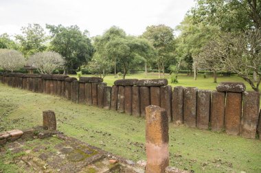 Wat Phra Kaeo 'nun kalıntıları Kuzey Tayland' ın Kamphaeng Phet eyaletindeki Kamphaeng Phet kasabasının tarihi parkında. Tayland, Kamphaeng Phet, Kasım 2019