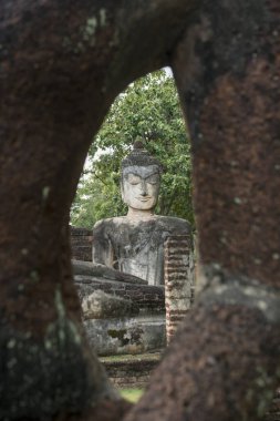 Kuzey Tayland 'ın Kamphaeng Phet eyaletindeki Kamphaeng Phet kasabasının tarihi parkındaki Wat Phra Kaeo' da Buda heykeli. Tayland, Kamphaeng Phet, Kasım 2019