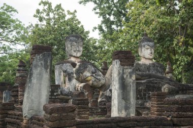 Kuzey Tayland 'ın Kamphaeng Phet eyaletindeki Kamphaeng Phet kasabasının tarihi parkındaki Wat Phra Kaeo' da Buda heykeli. Tayland, Kamphaeng Phet, Kasım 2019