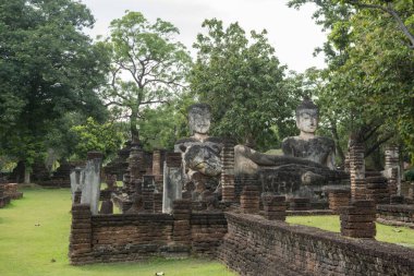 Kuzey Tayland 'ın Kamphaeng Phet eyaletindeki Kamphaeng Phet kasabasının tarihi parkındaki Wat Phra Kaeo' da Buda heykeli. Tayland, Kamphaeng Phet, Kasım 2019