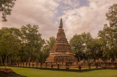 Wat Phra Kaeo 'nun kalıntıları Kuzey Tayland' ın Kamphaeng Phet eyaletindeki Kamphaeng Phet kasabasının tarihi parkında. Tayland, Kamphaeng Phet, Kasım 2019