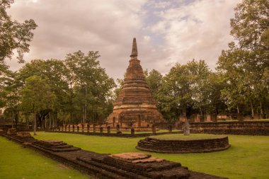 Wat Phra Kaeo 'nun kalıntıları Kuzey Tayland' ın Kamphaeng Phet eyaletindeki Kamphaeng Phet kasabasının tarihi parkında. Tayland, Kamphaeng Phet, Kasım 2019