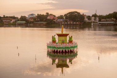 Kuzey Tayland 'ın Kamphaeng Phet ilindeki Kamphaeng Phet kasabasında, Ping Nehri' nin manzarası ile geleneksel Krathong Loy Krathong festivali. Tayland, Kamphaeng Phet, Kasım 2019