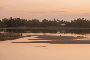 Kuzey Tayland 'ın Kamphaeng Phet eyaletindeki Kamphaeng Phet kasabasında akşam Ping Nehri' nin manzarası. Tayland, Kamphaeng Phet, Kasım 2019