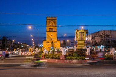 Kuzey Tayland 'da Kamphaeng Phet şehrindeki Kamphaeng Phet kasabasında saat kulesi. Tayland, Kamphaeng Phet, Kasım 2019