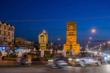 Kuzey Tayland 'da Kamphaeng Phet şehrindeki Kamphaeng Phet kasabasında saat kulesi. Tayland, Kamphaeng Phet, Kasım 2019