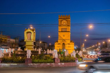 Kuzey Tayland 'da Kamphaeng Phet şehrindeki Kamphaeng Phet kasabasında saat kulesi. Tayland, Kamphaeng Phet, Kasım 2019