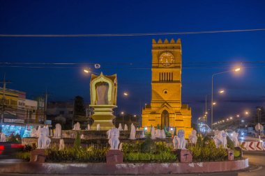 Kuzey Tayland 'da Kamphaeng Phet şehrindeki Kamphaeng Phet kasabasında saat kulesi. Tayland, Kamphaeng Phet, Kasım 2019
