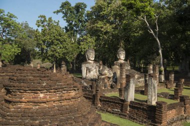 Kuzey Tayland 'ın Kamphaeng Phet eyaletindeki Kamphaeng Phet kasabasının tarihi parkındaki Wat Phra Kaeo' da Buda heykeli. Tayland, Kamphaeng Phet, Kasım 2019