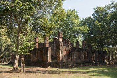 Kuzey Tayland 'ın Kamphaeng Phet eyaletindeki Kamphaeng Phet kasabasındaki Wat Phra Non Tapınağı. Tayland, Kamphaeng Phet, Kasım 2019
