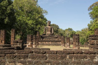 Kuzey Tayland 'ın Kamphaeng Phet eyaletindeki Kamphaeng Phet kasabasındaki Wat Singha Tapınağı. Tayland, Kamphaeng Phet, Kasım 2019