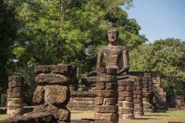 Kuzey Tayland 'ın Kamphaeng Phet eyaletindeki Kamphaeng Phet kasabasındaki Wat Singha Tapınağı. Tayland, Kamphaeng Phet, Kasım 2019