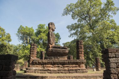 Kuzey Tayland 'ın Kamphaeng Phet eyaletindeki Kamphaeng Phet kasabasındaki Wat Singha Tapınağı. Tayland, Kamphaeng Phet, Kasım 2019