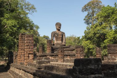 Kuzey Tayland 'ın Kamphaeng Phet eyaletindeki Kamphaeng Phet kasabasındaki Wat Singha Tapınağı. Tayland, Kamphaeng Phet, Kasım 2019